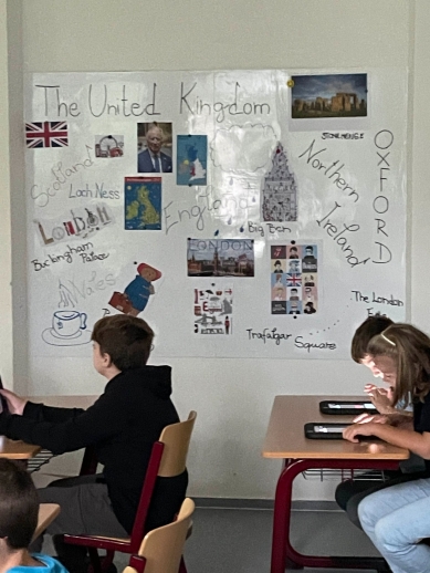 Den jazyků - stánek angličtiny; foto: web školy