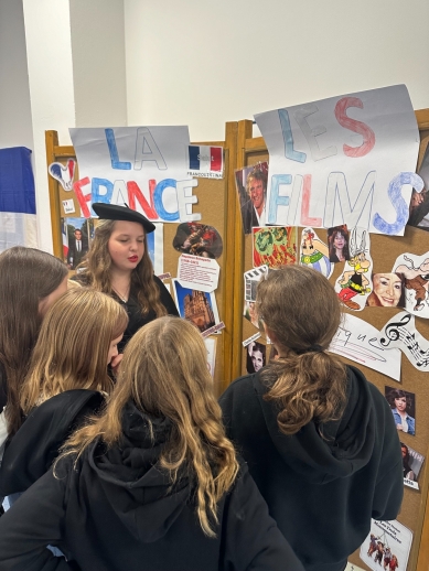Den jazyků - stánek francouzštiny; foto: web školy