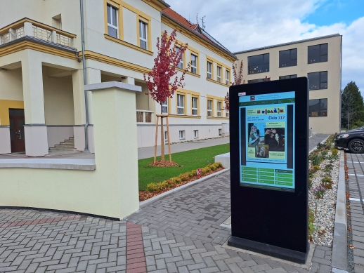 Písařík na infopanelu před školou; Foto: J. Krupičková