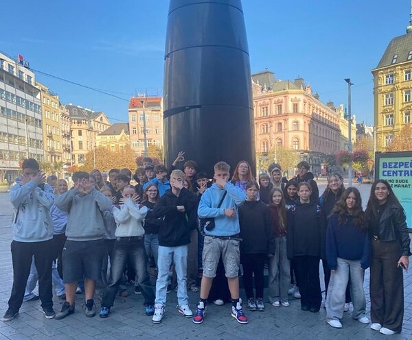 Osmáci na náměstí Svobody; foto web školy