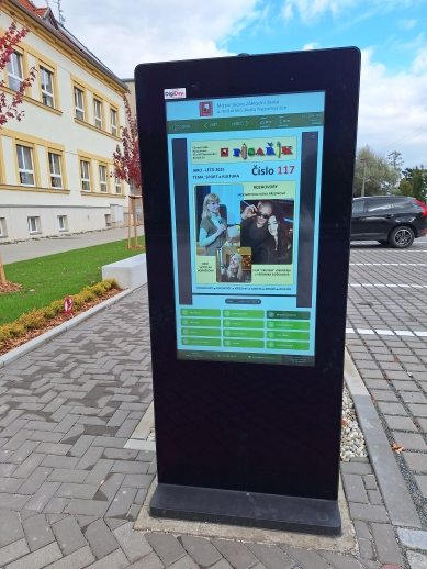 Písařík na infopanelu před školou; Foto: J. Krupičková