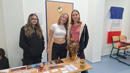 Den jazyků - stánek ruštinářů; foto: web školy