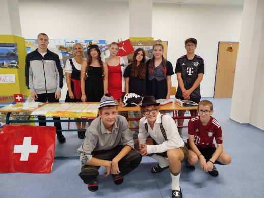 Den jazyků - stánek němčinářů; foto: web školy