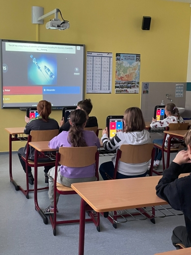 Den jazyků - stánek angličtiny; foto: web školy