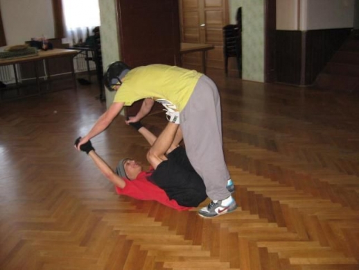 Na fotografii je Honza Dvořák a Pavel Szakoš. Nacvičují sestavu na vystoupení.